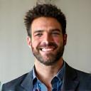 Portretul lui Alexandru, un bărbat cu aspect sănătos și încrezător.